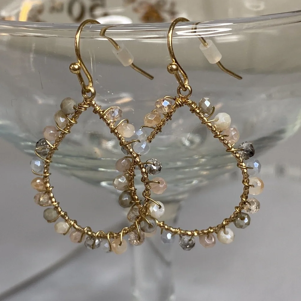 Dainty and feminine sparkly wire and faceted bead earrings - Picture 2 of 4